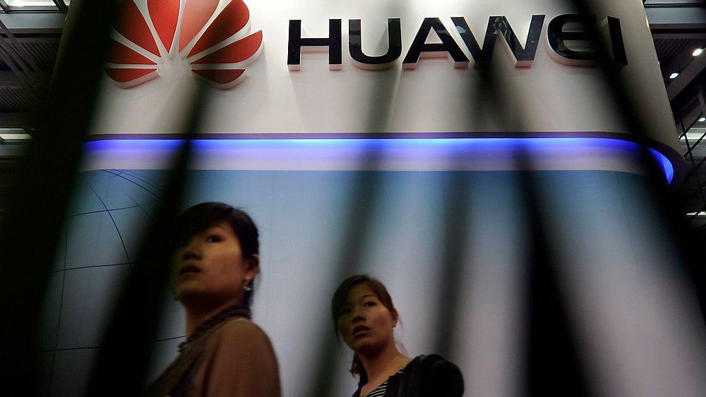 Den tidligere sjefen for CIA og NSA er sikker på at Huawei deler informasjon med kinesiske myndigheter. 