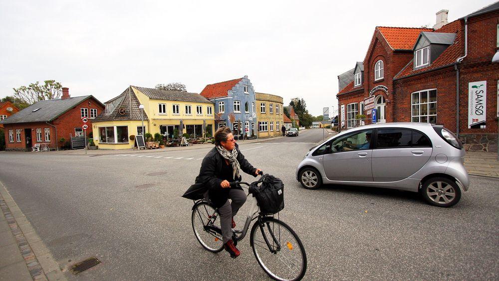 Ny hverdag: Elektriske biler og syklister. Det må Samsø ha mer av om øya skal nå målet om å bli fossilfri innen 2030. Foto: Peder Qvale  