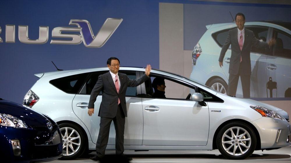 Toyota-sjef Akio Toyoda var på plass i Detroit for å vise fram den nye forvokste hybriden Prius V.