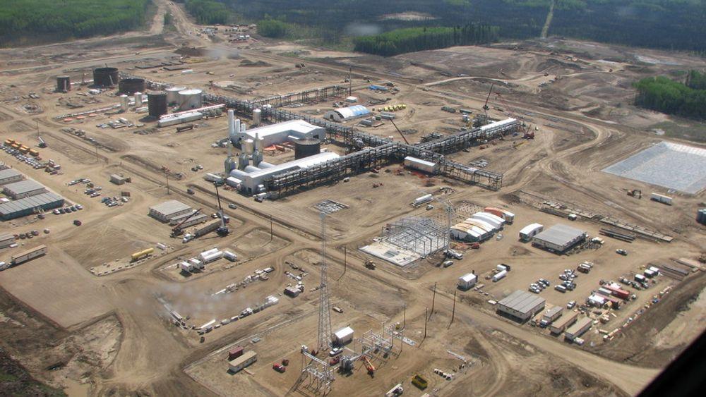 98,62 prosent av aksjonærene i Statoil vil fortsette oljesandaktiviteten i Canada. Kun 1,38 prosent stemte for å avslutte prosjektet - et forslag som var fremmet av Greenpeace og WWF.