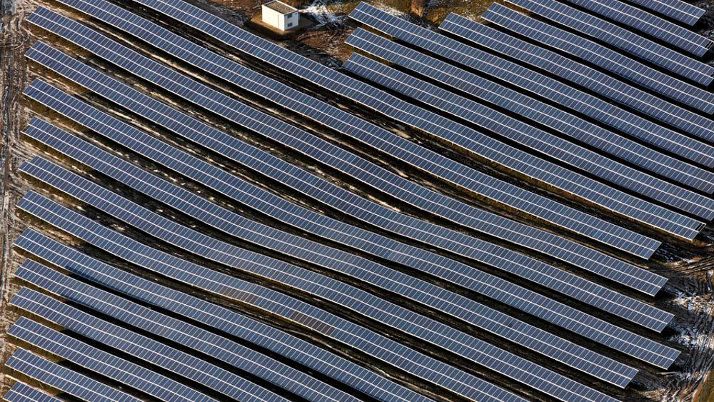 INGEN FOTBALL: Solcellepaneler levert av Scatec Solar i Bayern. Anlegget på bildet er på 5,6 MW, mens Sør-Afrika-kraftverket vil bli på 75 MW og dekke et areal tilsvarende 140 fotballbaner.