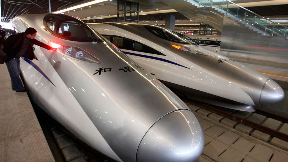 Disse høyhastighetstogene går på strekningen Shanghai-Hangzhou på Kinas østkyst. 202 kilometer går unna på 45 minutter.