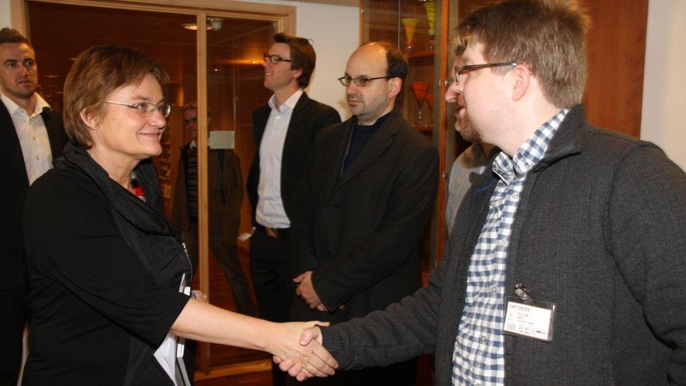 ÅPEN DØR: Erik Möller fra Wikimedia (i midten) og Tom Steinberg fra My Society anbefaler fornyingsminister Rigmor Aasrud til å åpne alle sluser for offentlig informasjon.