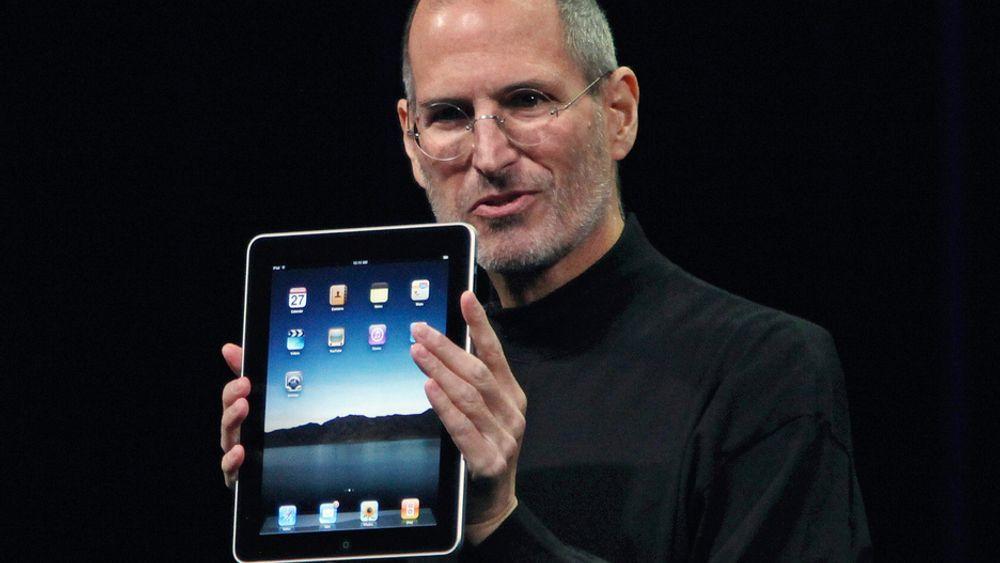 KATTA ER UTE AV SEKKEN: Her viser Apple-guru Steve Jobs fram dingsen alle har snakket om i månedsvis.