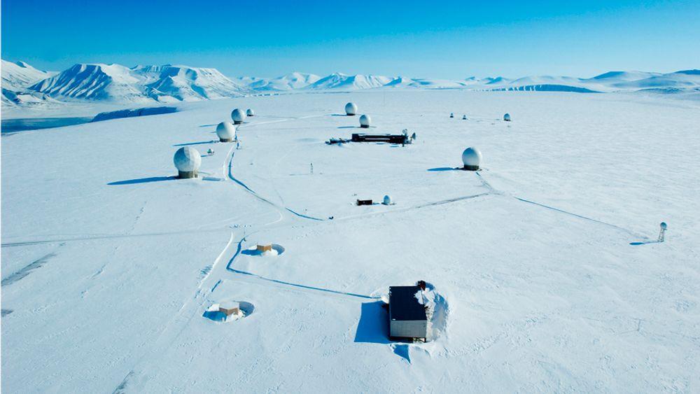 Den japanske satellitten GCOM-W1 og NASA-satellitten JPSS skal få tjenester fra Svalbard (bildet) og Antarktis.