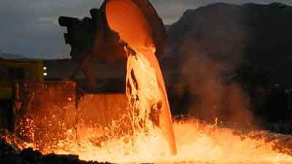 BRENNER: Det er brutt ut brann ved smelteverket til Eramet i Sauda. Øyenvitner forteller at det velter svart røyk ut fra fabrikkbygningene. Illustrasjonsfoto