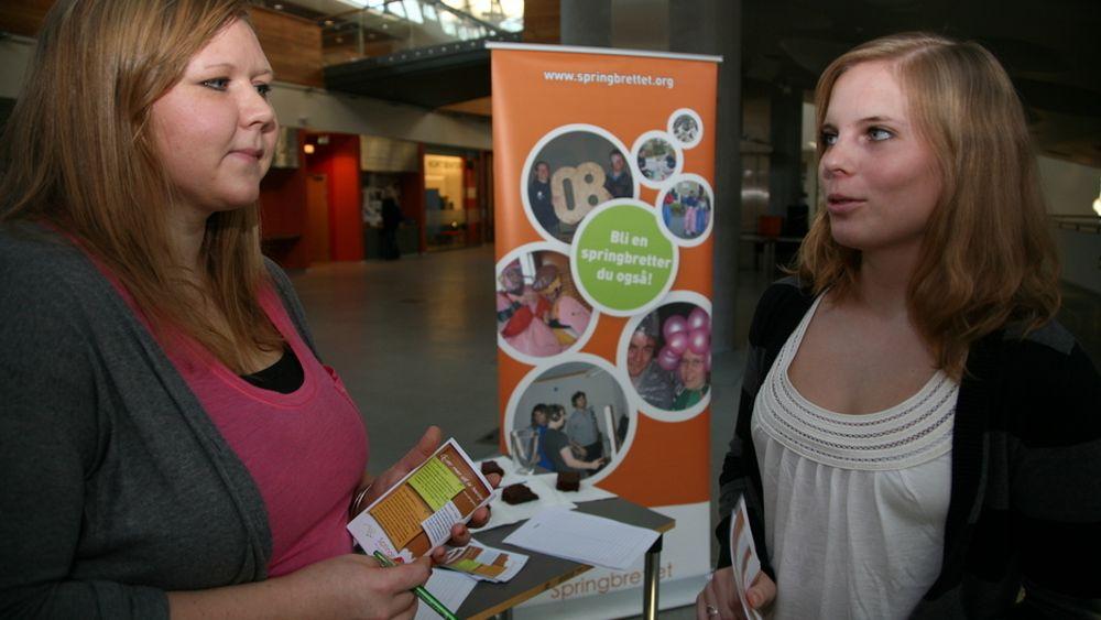 KARAKTERER: Kristin Grebstad (til venstre) og Rannveig Ulvahaug, som studerer ved Universitetet i Bergen, mener det gode undervisningsopplegget er avgjørende.