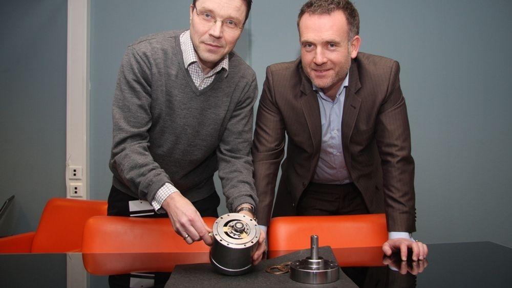 KLOKKETRO: Teknisk direktør, Bjørn Hånde og daglig leder,Ellef Kure viser fram en eldre prototype av strømningsmaskinen. Begge er overbevist om at oppfinnelsen kan være starten på noe skikkelig stort.