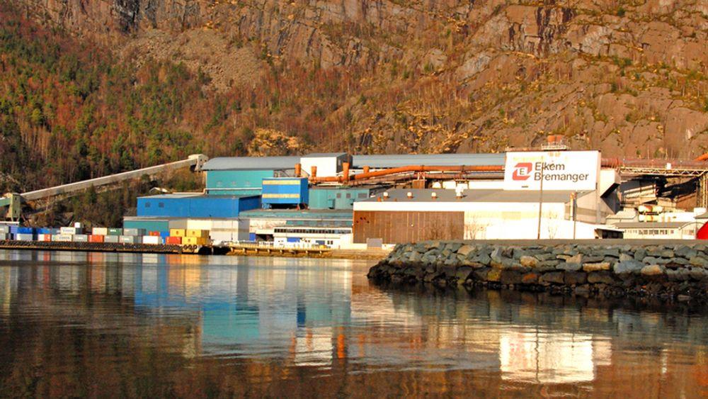 NY TARIFF: Elkem Bremanger risikerer ti millioner kroner mer i strøm årlig med den nye kraftlinjen mellom Ørskog og Fardal.