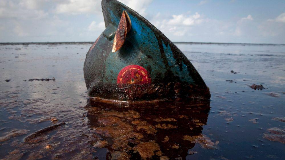 OLJENS FALL? Her flyter en hjelm i oljesølet i Mexicogolfen. En tysk tenketank sier nå at det er visse sjanser for at «peak oil» inntreffer i 2010. Det vil i så fall ha konsekvenser for maktforholdene i verden.