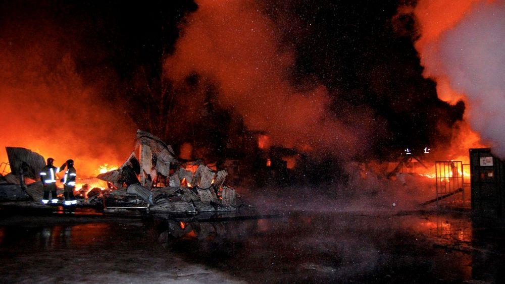 Et våpendeponi og to andre brakker brant ned til grunnen på Terningmoen leir på Elverum natt til tirsdag. Ifølge Forsvaret vare det aldri fare for noen eksplosjon som følge av brannen.