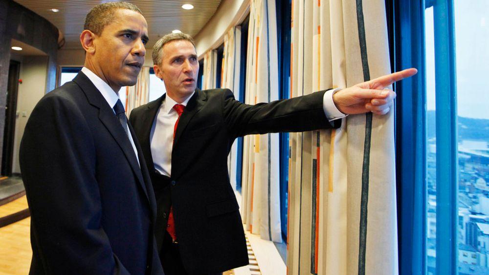 Statsminister Jens Stoltenberg viser utsikten fra sitt kontor til fredsprisvinner Barack Obama før de bilaterale samtalene mellom USA og Norge i Oslo torsdag formiddag. Obama vil senere på dagen bli overrakt Nobels fredspris 2009.