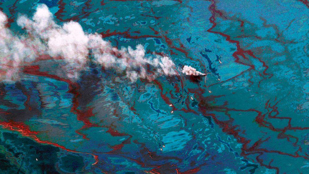 SLUTT? Dette satellittbildet fra Mexicogolfen viser oljeutslippet i juni. I kveld håper BP å kunne plombere brønnen for godt.