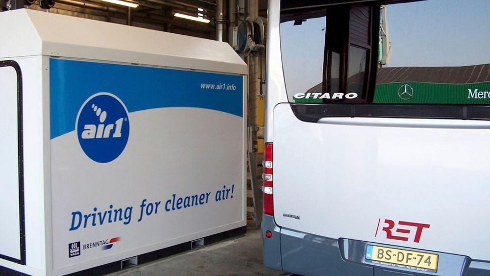MINDRE NOx: YARA-produktet AIR1 bidrar til å minske NOx-utslippene fra for eksempel busser med opptil 90 prosent.