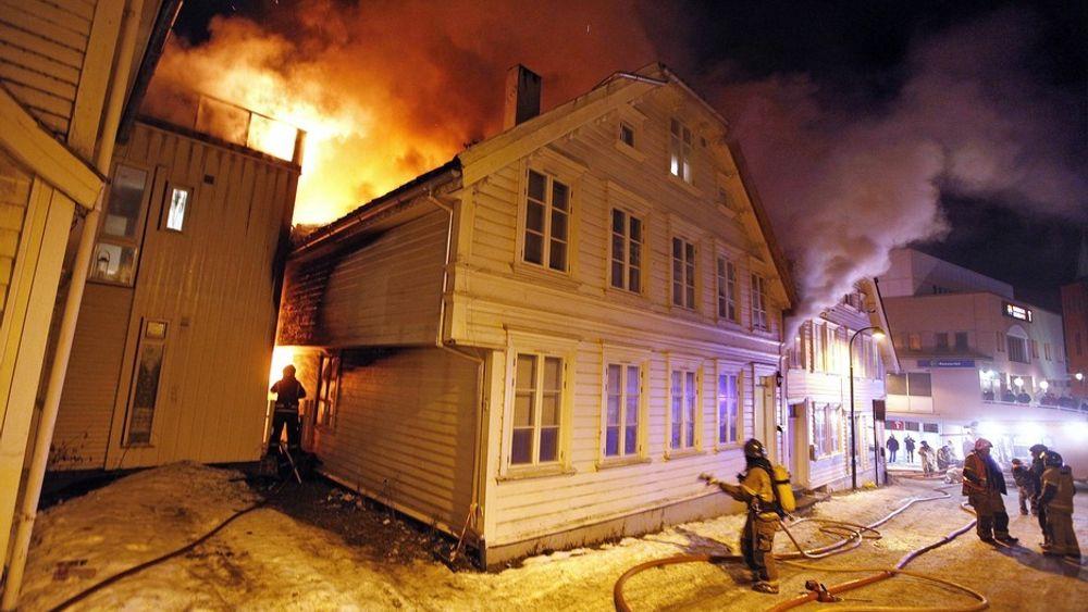 KRAV: Dagen etter brannen i Smedgata i Stavanger 12. januar i år kom kravene om bedre brannsikkerhet fra politikere. Men brannvesenet i byen advarer mot forhastete beslutninger.