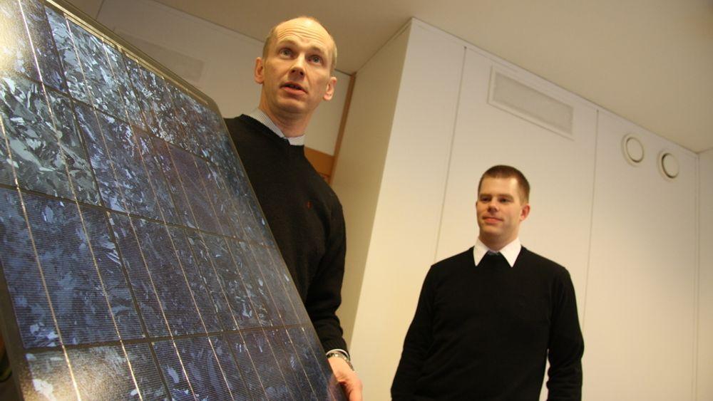 REPARERE: Thor Christian Tuv og Håvard Lillebo bygger industri av ødelagte solceller.