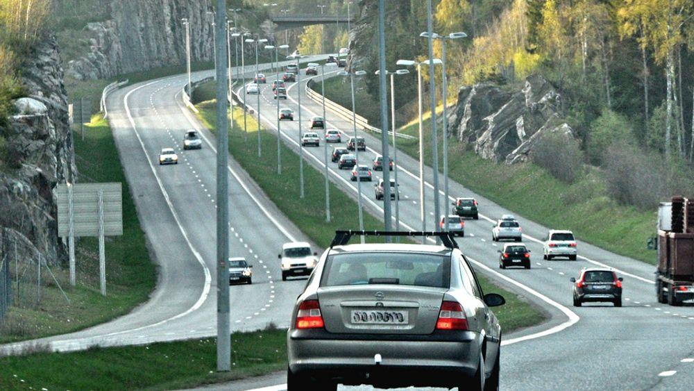 På E 6 gjennom Ås kommune i Akershus er det bare lysmastene som hindrer biler ute av kontroll i å rase over midtdeleren. De som vil sette opp rekkverk, må gi anbud innen 1. september.