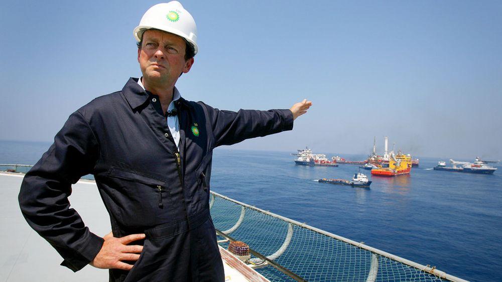 Oljeselskapet BP greier nå å fange opp 10.000 fat olje i døgnet fra den store lekkasjen i Mexicogolfen, sier selskapets direktør Tony Hayward.