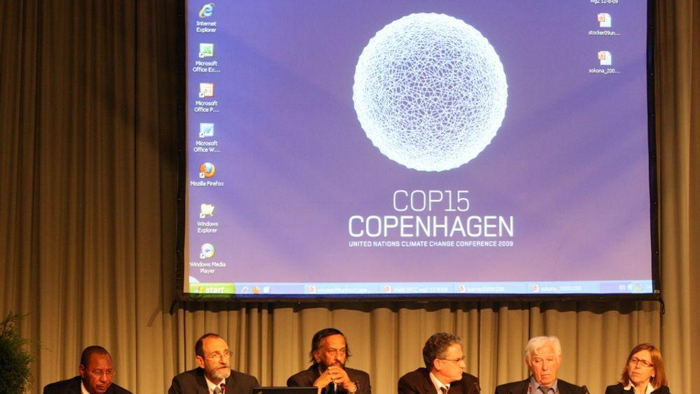 KLIMAPANELET: I København la Rajendra Pachauri og resten av FNs klimapanel fram forskningsresultater som kan bli del av deres femte hovedrapport som kommer i 2013. De tar blant annet opp klimamanipulering som det å tilføre svovel til atmosfæren, som trolig er et mindre vellykket tiltak.