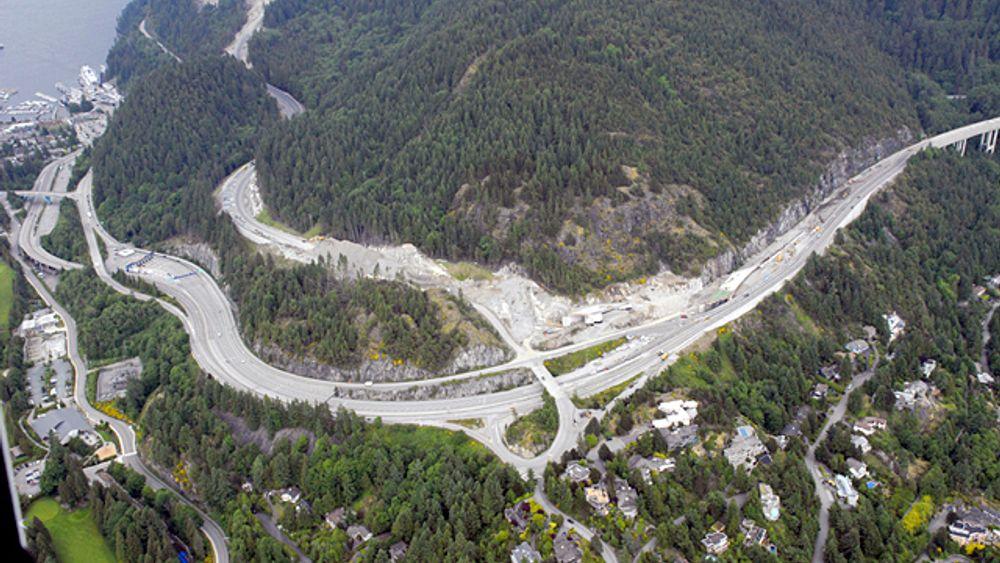 SPESIELL ASFALT: Den nye hovedveien opp til Whistler Mountain er dekket med asfalt blandet med Thiopave.