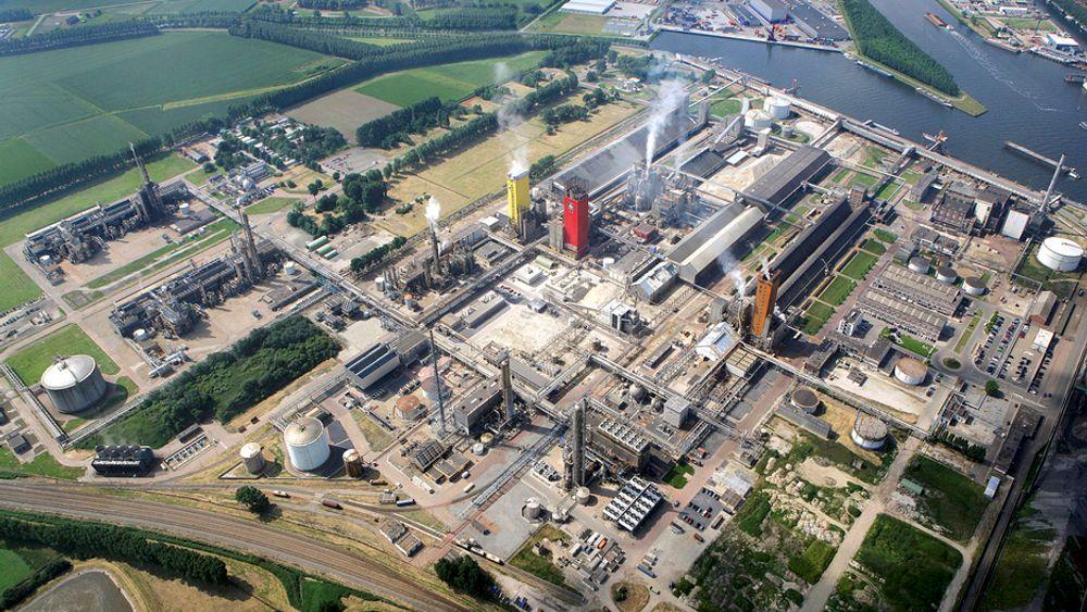 BLIR VERDENS STØRSTE: Yaras ureafabrikk i nederlandske Sluiskil blir verdens største i sitt slag etter at den nye produksjonslinjen Urea 7 er ferdig sommeren 2011.