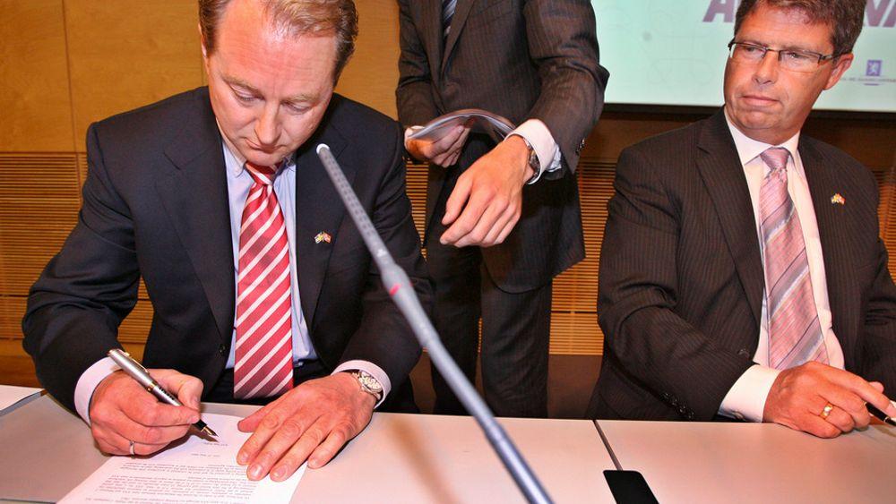 Kjell Inge Røkke fikk Staten med seg på laget i juni i fjor. Her signeres avtalen, med administrerende direktør i Aker-konsernet, Leif Arne Langøy, som tilskuer.