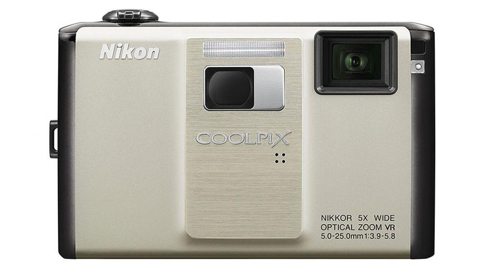 Nikon Coolpix S1000PJ er verdens første digitalkamera med innebygget projektor.