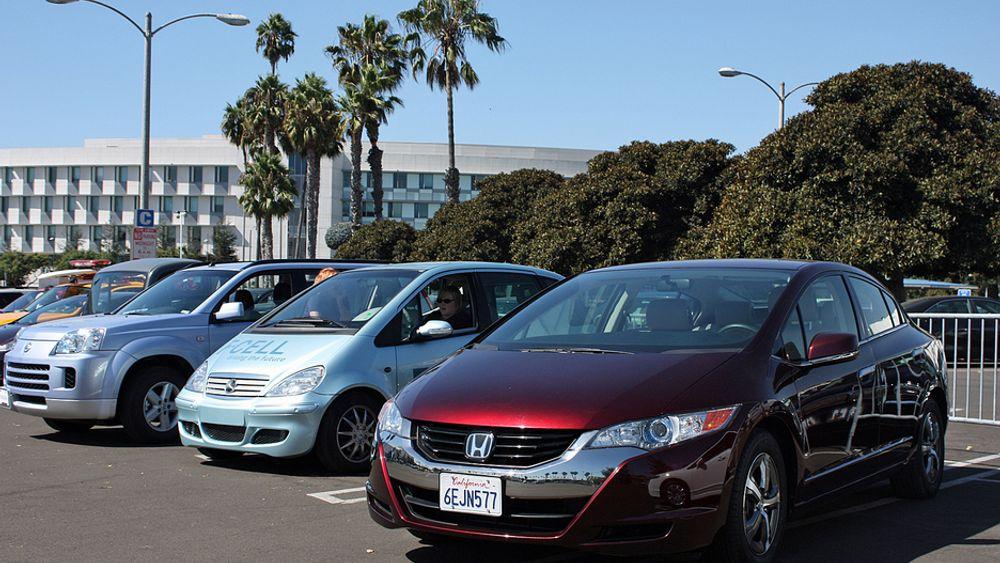 California har flere hydrogenbiler på veiene enn Norge, deriblant Honda FCX Clarity (nærmest). De to andre bilene er Daimler F-Cell (basert på A-klasse) og en ombygd Nissan X-trail.