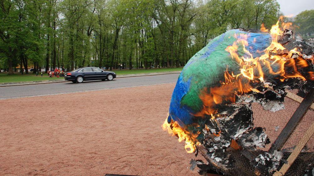 MAI 2009: Demonstranter brenner en klode mens regjeringsbilene er på vei til statsråd hvor utbyggingen av Goliat-feltet i Barentshavet vedtas. Hvis togradersmålet legges til grunn, vil det neppe bli mer oljeutvinning i nord, mener konsulent Haakon Vennemo.