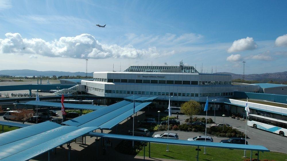 SPRENGT: I fjor reiste 4,8 millioner passasjerer til og fra Bergen lufthavn Flesland. Terminalen er bygget for kun 2 millioner passasjerer, men i første omgang er det forbedret flykapasitet som prioriteres i utbyggingen.