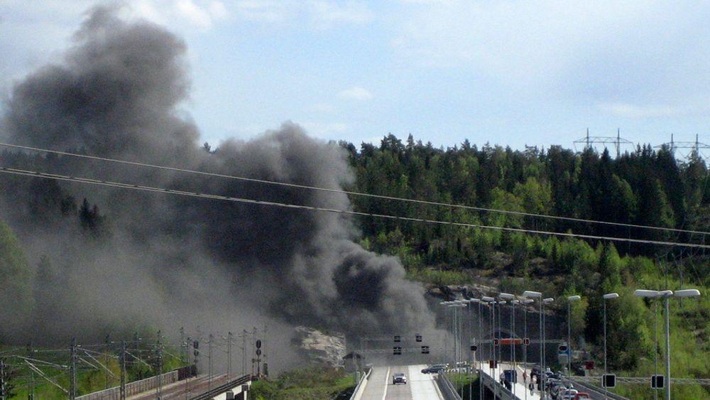 BRANN: Røykutviklingen var stor i Follotunnellen på E6 mellom Son og Vestby etter at en trailer kjørte i bergveggen inne i tunnelen og tok fyr søndag ettermiddag. En mann omkom i brannen.