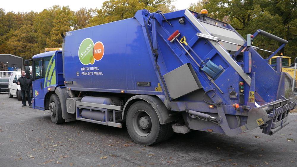 SØPPEL PÅ KLOAKKGASS: I Stockholm kjører svært mange av søppelbilene på biogass som etaten selv produserer fra fermentert kloakk. Bilen er utstyrt med åtte gasstanker i stedet for dieseltank.