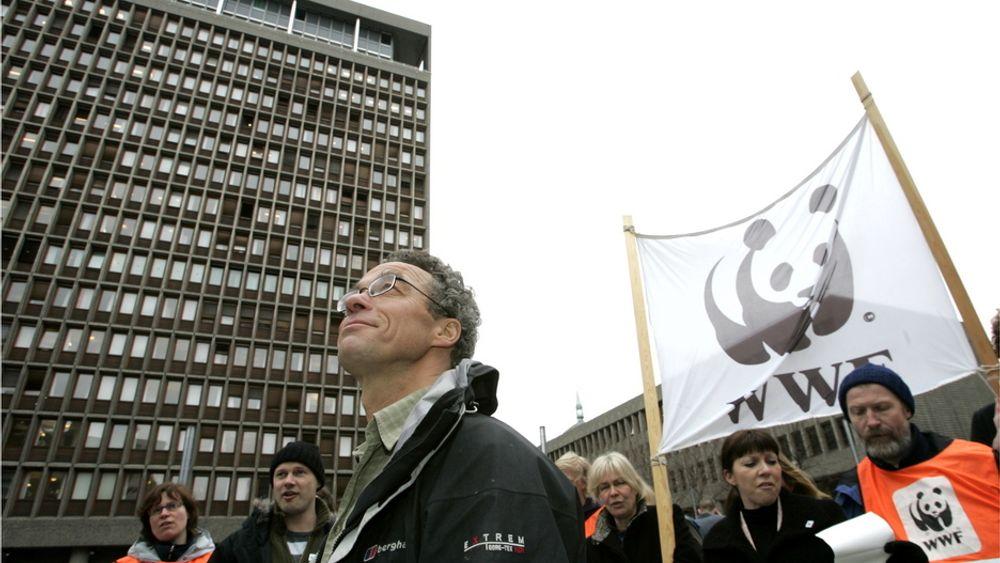 WWF-leder Rasmus Hansson og lederne for de andre miljøorganisasjonene i Norge er enstemmige i at Oljefondet må ut av selskaper som driver med oljesand. Her fra en demonstrasjon i 2006.