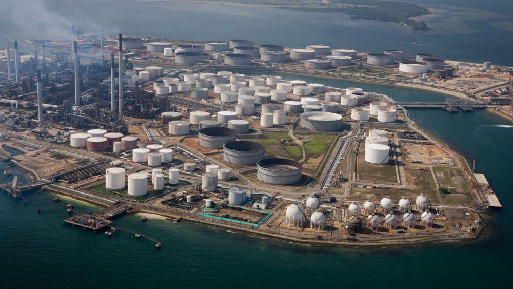 KAN SPARE CO2: Shell effektiviserer driften ved sine raffineriner. På det sparer de 800.000 tonn CO2 i årlige utslipp, tilsvarende forbruket av 300.000 tonn drivstoff årlig. Her Shells raffineri Paulu Bukum i Singapore.