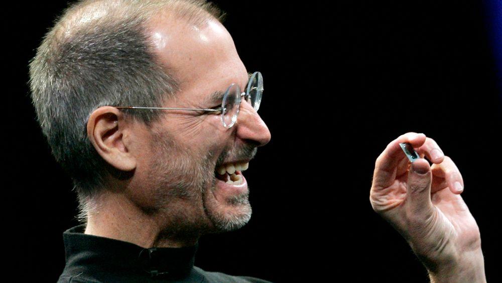 SUKSESS: Apple-sjef Steve Jobs kan se at selskapet hans går så det suser. Opp, opp og opp er stikkordene i år.