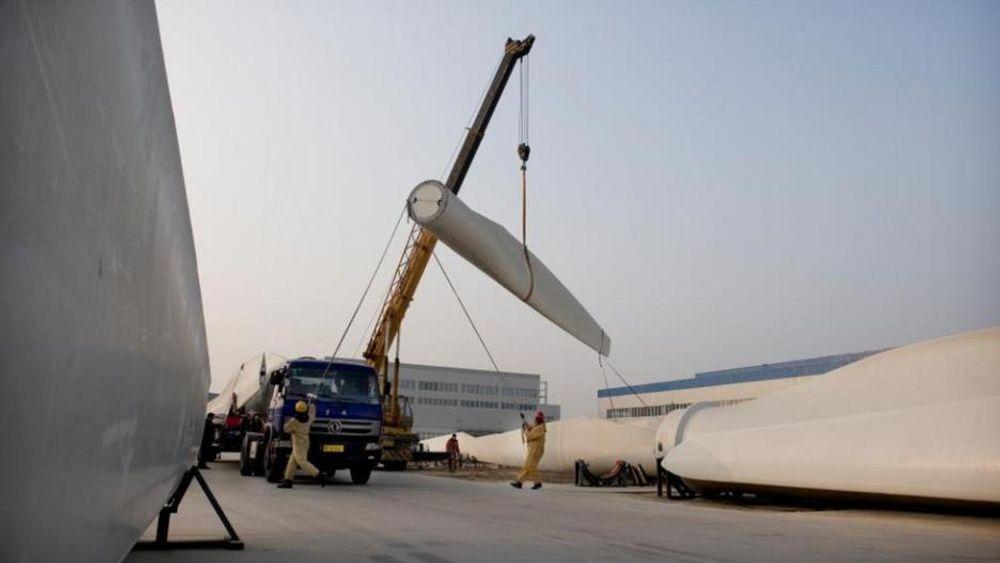 PRODUSERER FOR FULLT: Vindmølleblader produsert i Baoding legges på lastebiler for frakt til vindparker i nordvest-Kina. Landet installerer i snitt en vindmølle på 1 MW hver time, ifølge WWF.