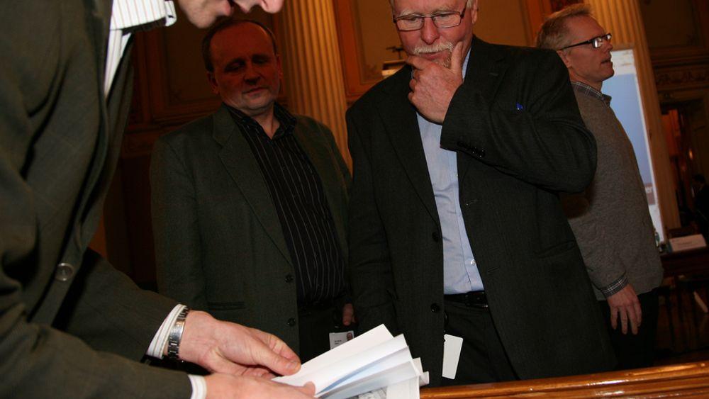 DEBATT: Kunnskapsdepartementets Lars Nerdrum var svært interessert i utspillet fra Per Olaf Aamodt (til høyre). Nils Martin Stølen, forskningssjef i SSB (bak), lyttet også nøye.