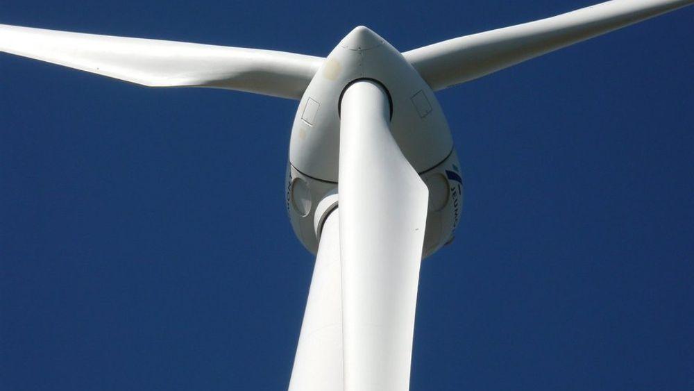 DYRT: Ny svensk rapport advarer mot en omfattende vindkraftutbygging, da det koster for meget.