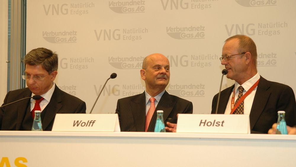 HENTER I NORGE: VNG har fått norsk gas siden 1996. Nå sikter ledelesen på flere eierandeler på norsk sokkel. Fra venstre Klaus - Dieter Barbknecht, viseadministrerende direktør Gerhardt Wolff og Klaus - Ewald Holst.