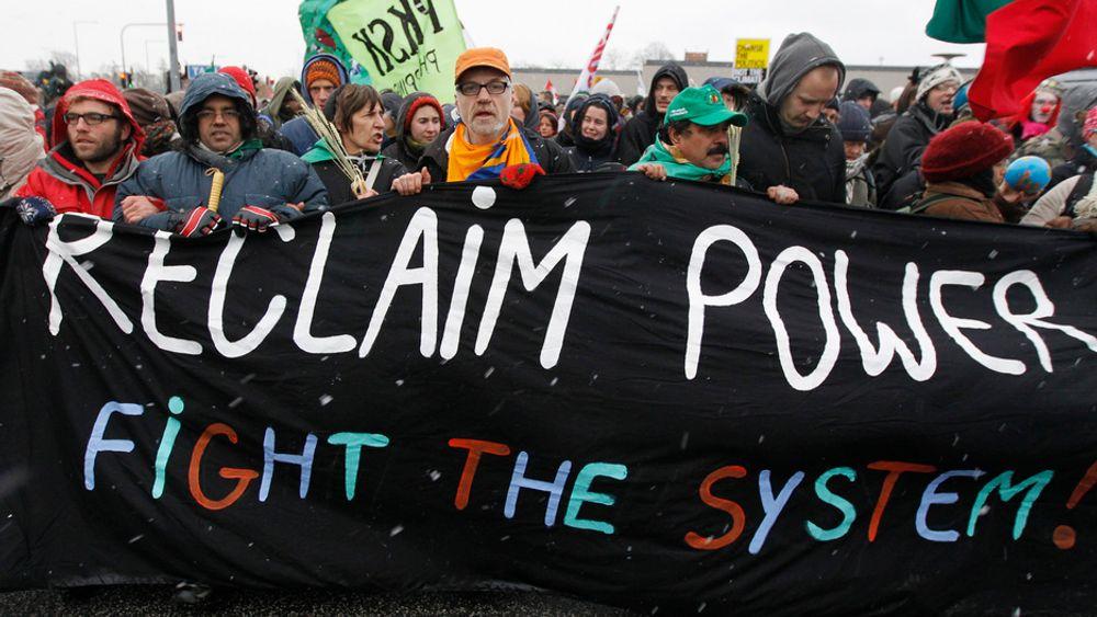 Demonstranter marsjerer mot konferansesenteret Bella Center utenfor København, der klimamøtet holdes. 230 demonstranter var onsdag formiddag pågrepet av politiet.