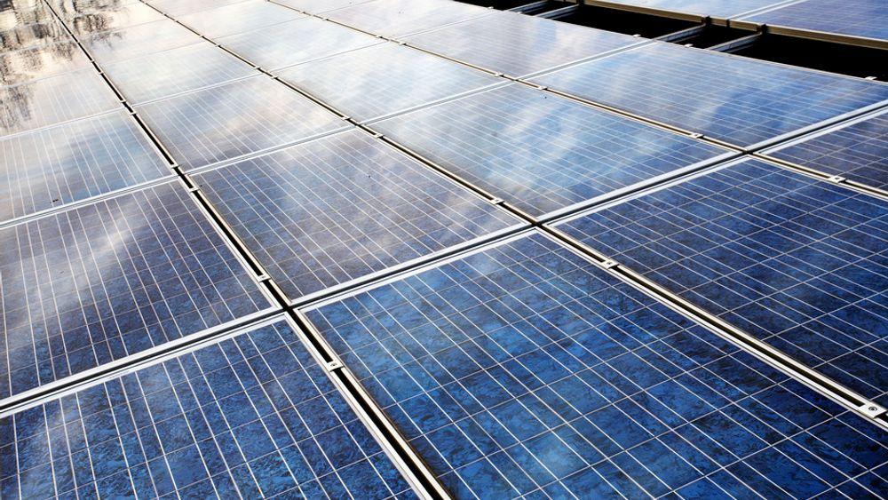 SOLCELLER: Solcellerelatert virksomhet har bidratt sterkt til at nyinvesteringer i industrien har økt med over 30 prosent i forhold til i 2006.