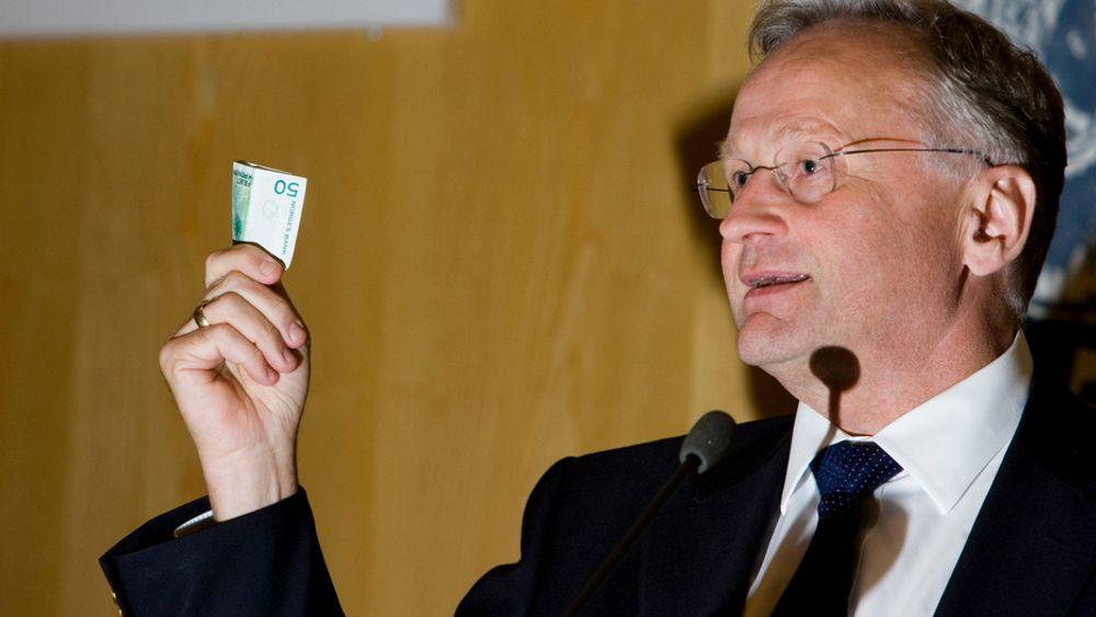 SVAK OPTIMIST: Sentralbanksjefen Svein Gjedrem tror på en oppgang. Han mener at dagens konjunkturnedgang er liten i forhold til hva  Norge hadde på begynnelsen av 1990 -årene. - Mottiltaken er omfattende enn vanlig, sier han.