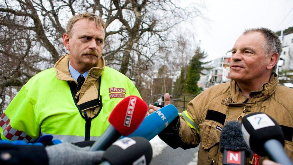 Stabssjef John Kåre Flo (t.v.) i Sunnmøre politidistrikt og Kjell Hartviksen fra Statoil orienterte pressen etter at røykdykkere fra brannvesenet fredag formiddag var inne i boligblokken som ble ødelagt av et steinras tidligere i uken.