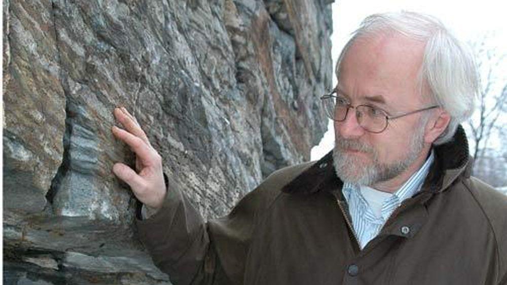 GEOLOGISKE STRUKTURER: Geolog Svein Eggen i Gassnova SF søker etter egnet sted på land for å finne geologiske strukturer sm kan egne seg som laboratorium for CO2-lagring.