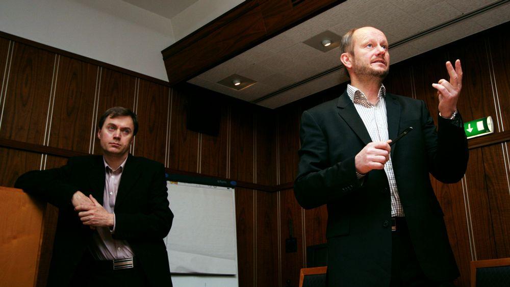 Knut E. Sunde (t.v) og Stein Lier-Hansen i Norsk Industri under presentasjonen av konjunkturrapporten 2008.