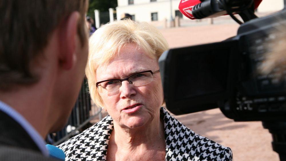 LEGGER IKKE NED: Vår nye samferdselsminister Magnhild Meltveit Kleppa sier at hun ikke kan garantere at ingen stasjoner blir lagt ned, men at 64 stasjoner er altfor mange.