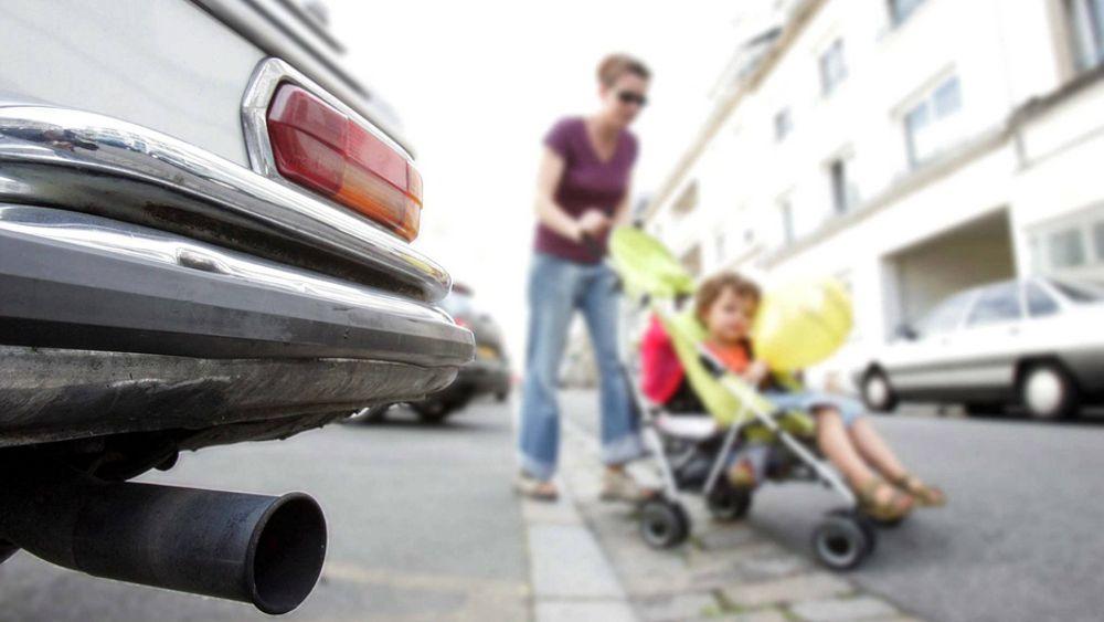 Barn som vokser opp med mye trafikkforurensning risikerer å få skader på hjernen, advarer amerikanske forskere.