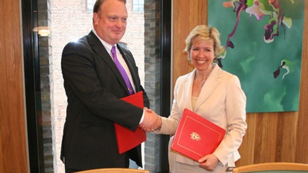 FORNØYD: Norges forsvarsminister Anne-Grethe Strøm-Erichsen og Sveriges forsvarsminister Mikael Odenberg var fornøyde med den nye avtalen.