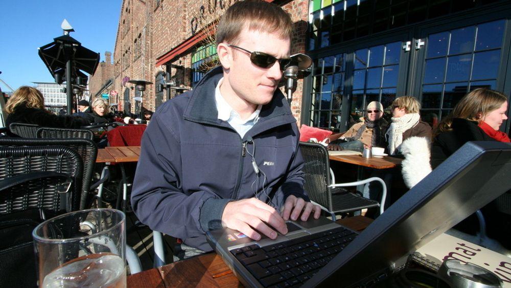 Forsker Thomas Jelle er blant dem som bruker det trådløse nettet i Trondheim sentrum.