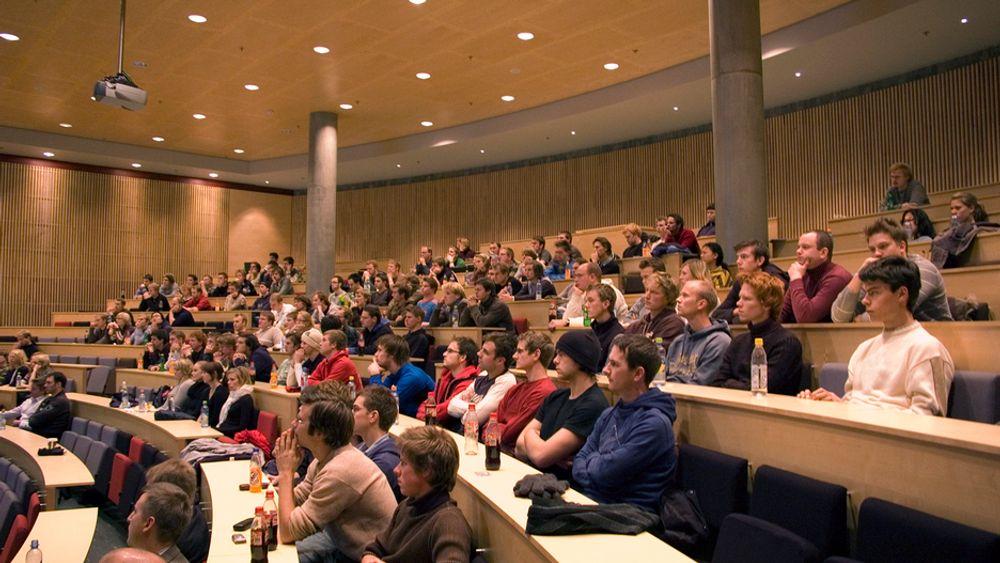 REALFAGSMANKO. Halvparten av ingeniørstudentene fullfører ikke studiene. Om få år vil Norge mangle 5-6000 ingeniører.